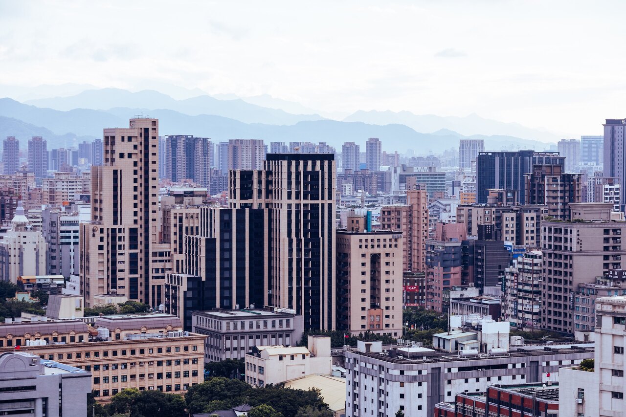 The Taipei skyline with Taipei 101 seen from Elephant Mountain at dusk